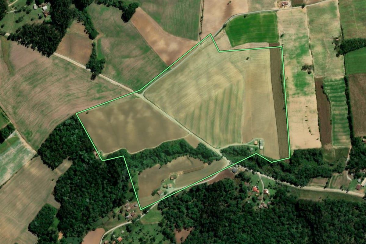 Imagem de satélite do imóvel rural em Rio Azul (PR), com o contorno declarado no CAR desenhado por cima.