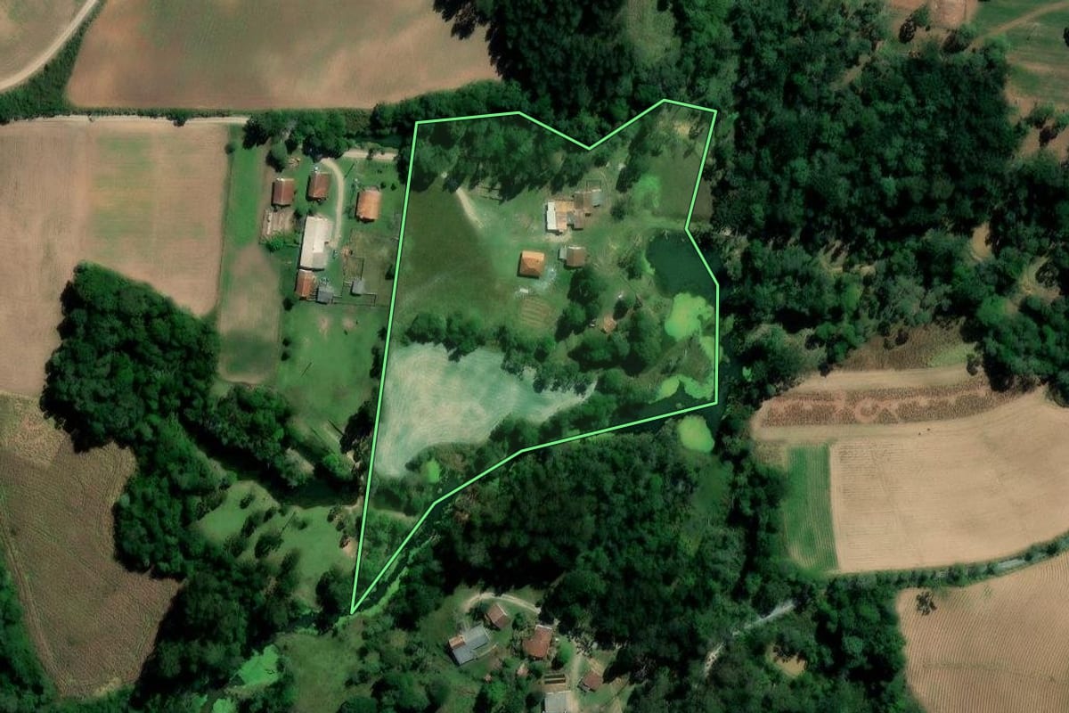 Imagem de satélite do imóvel rural em Rio Azul (PR), com o contorno declarado no CAR desenhado por cima.