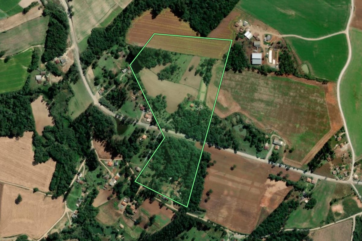 Imagem de satélite do imóvel rural em Rio Azul (PR), com o contorno declarado no CAR desenhado por cima.