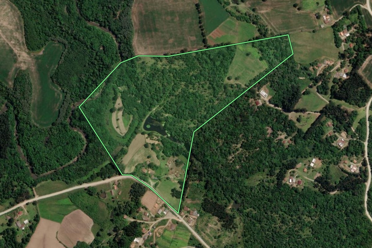 Imagem de satélite do imóvel rural em Rio Azul (PR), com o contorno declarado no CAR desenhado por cima.