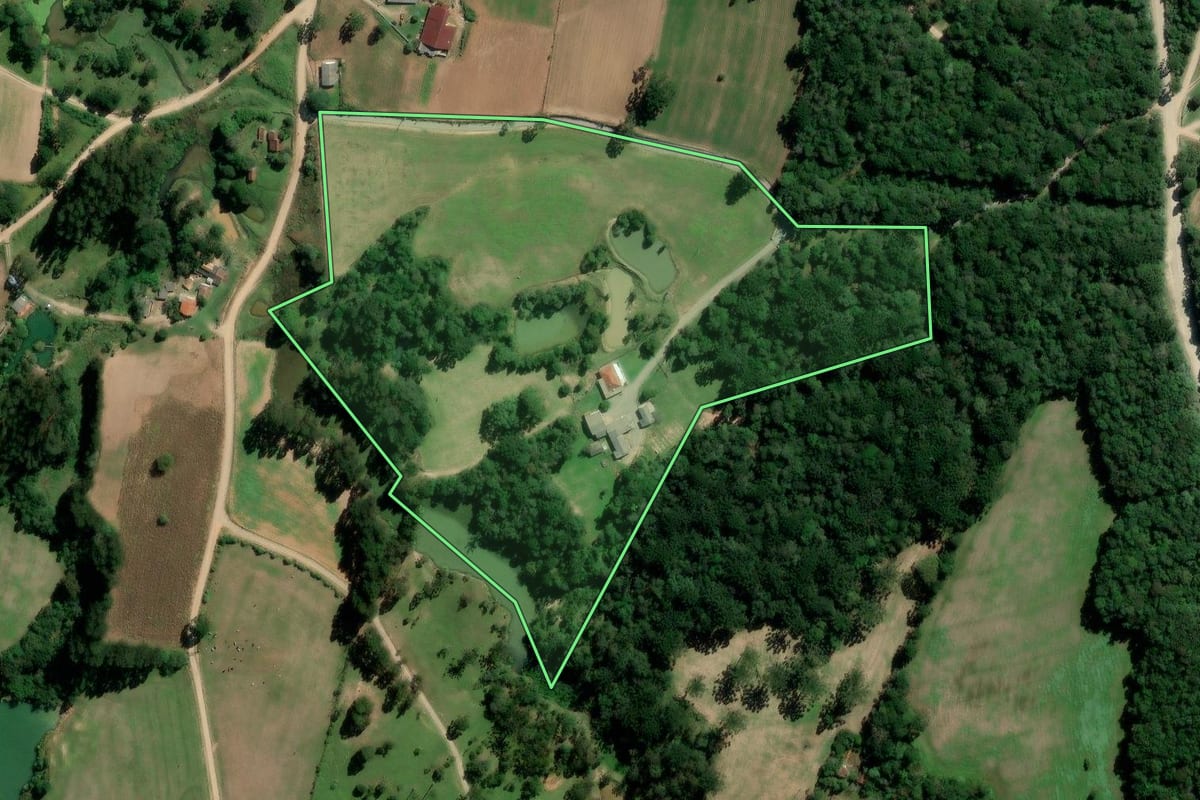 Imagem de satélite do imóvel rural em Rio Azul (PR), com o contorno declarado no CAR desenhado por cima.