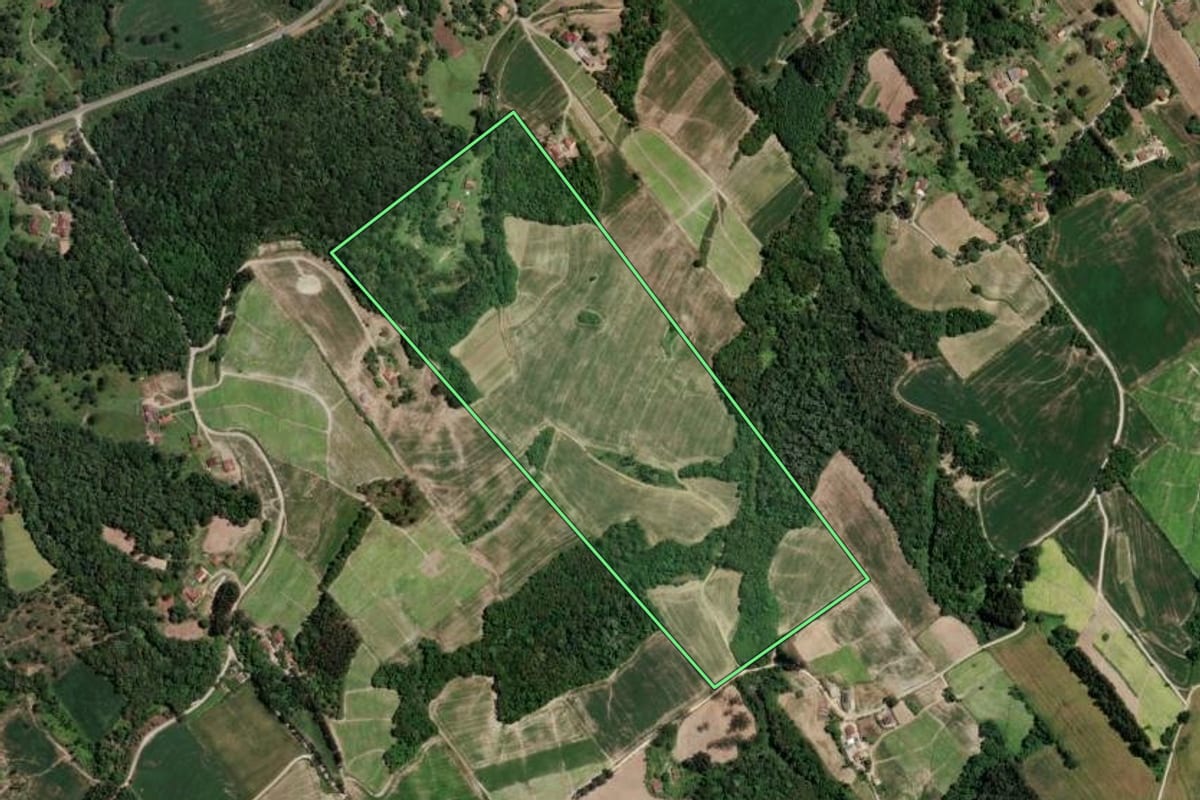 Imagem de satélite do imóvel rural em Rio Azul (PR), com o contorno declarado no CAR desenhado por cima.