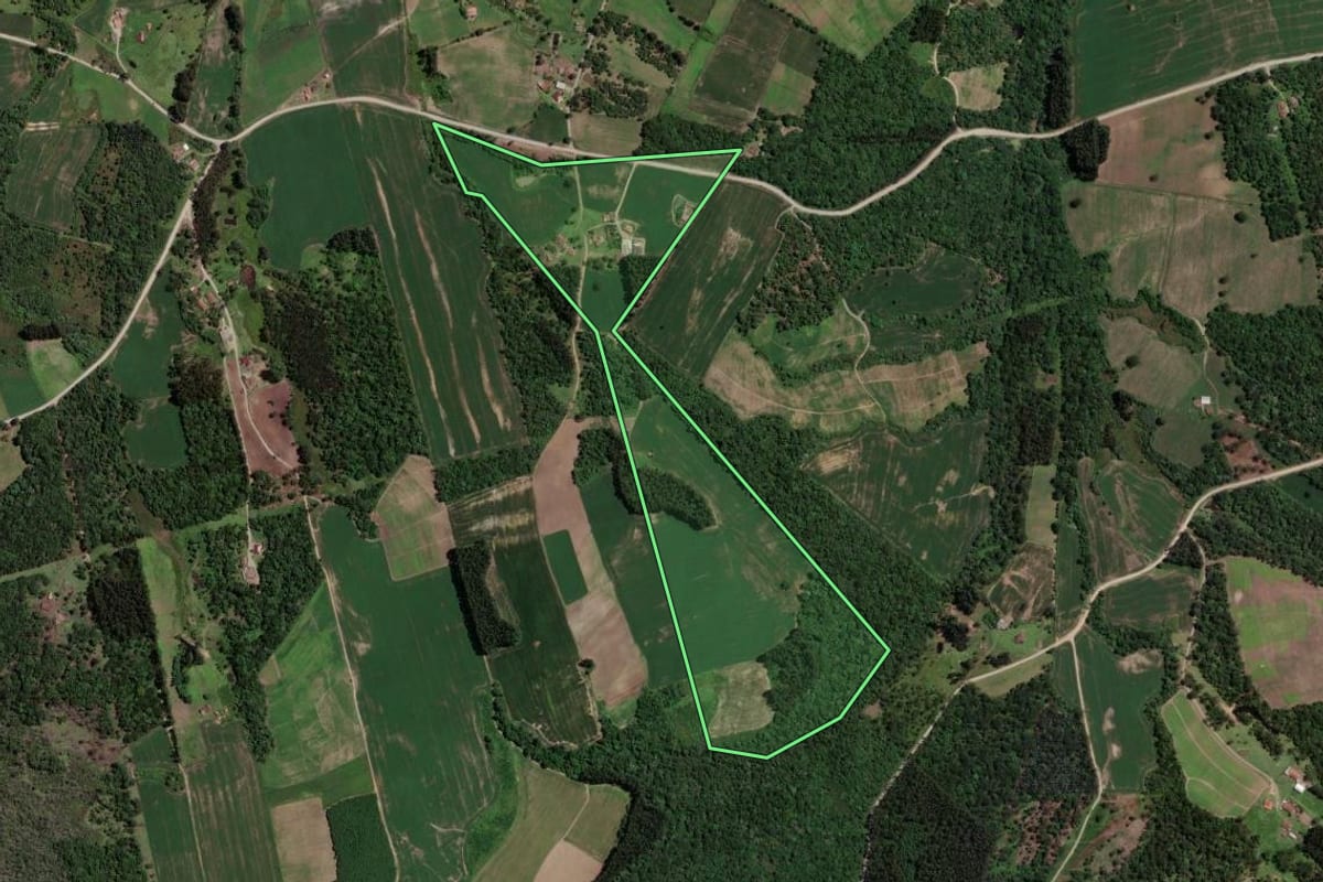 Imagem de satélite do imóvel rural em Rio Azul (PR), com o contorno declarado no CAR desenhado por cima.