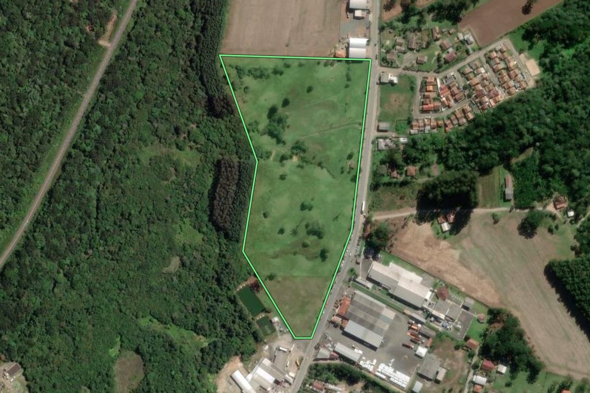 Imagem de satélite do imóvel rural em Rio Azul (PR), com o contorno declarado no CAR desenhado por cima.