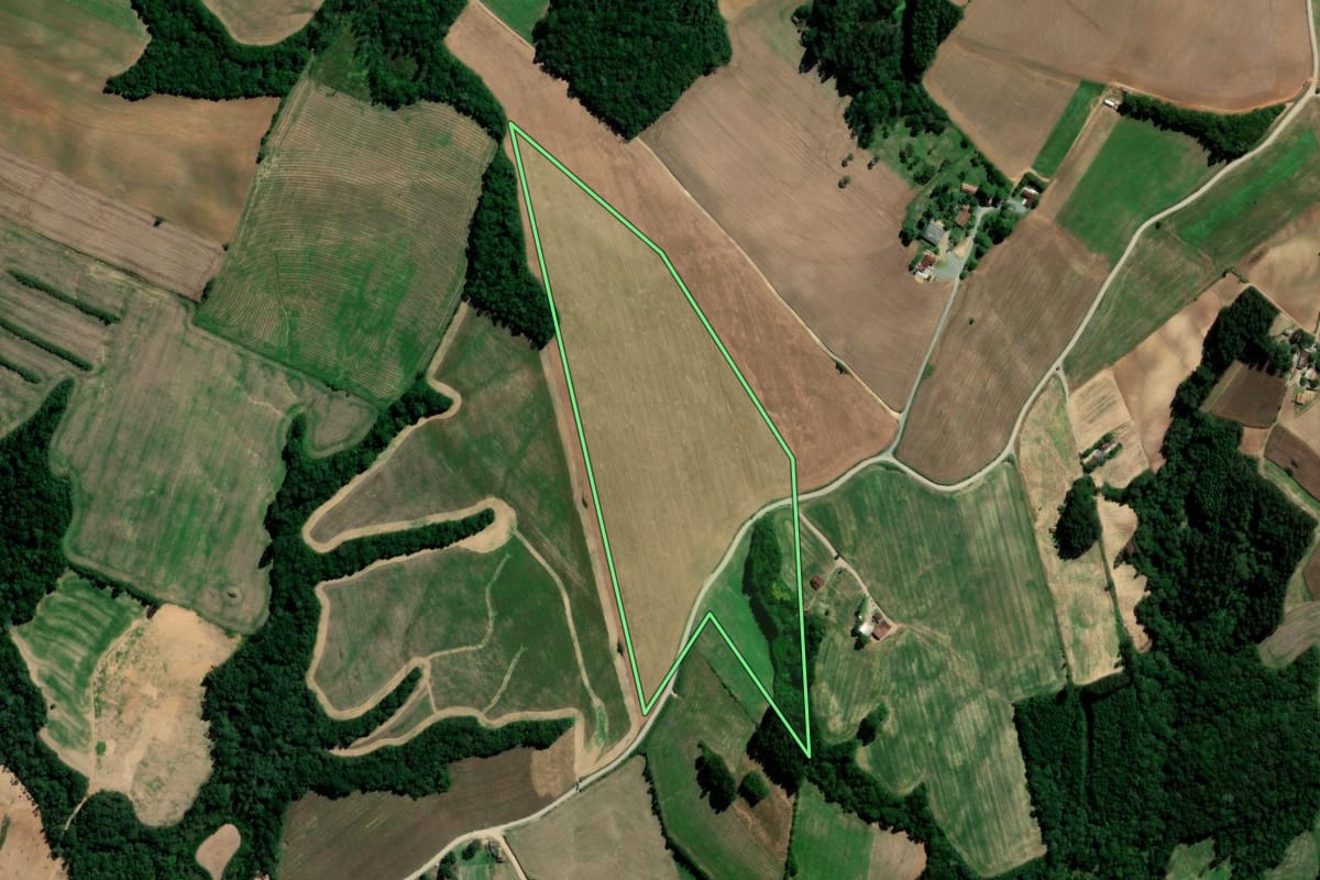 Imagem de satélite do imóvel rural em Rio Azul (PR), com o contorno declarado no CAR desenhado por cima.