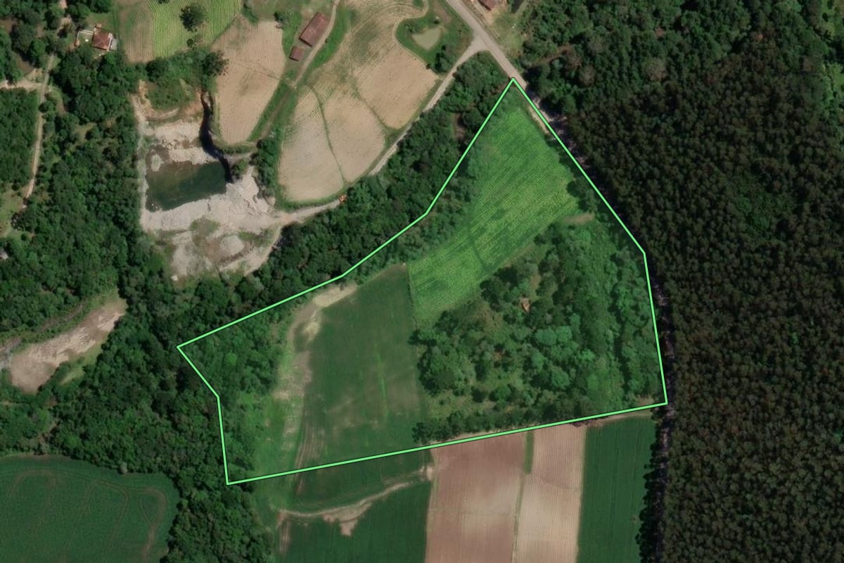 Imagem de satélite do imóvel rural em Rio Azul (PR), com o contorno declarado no CAR desenhado por cima.