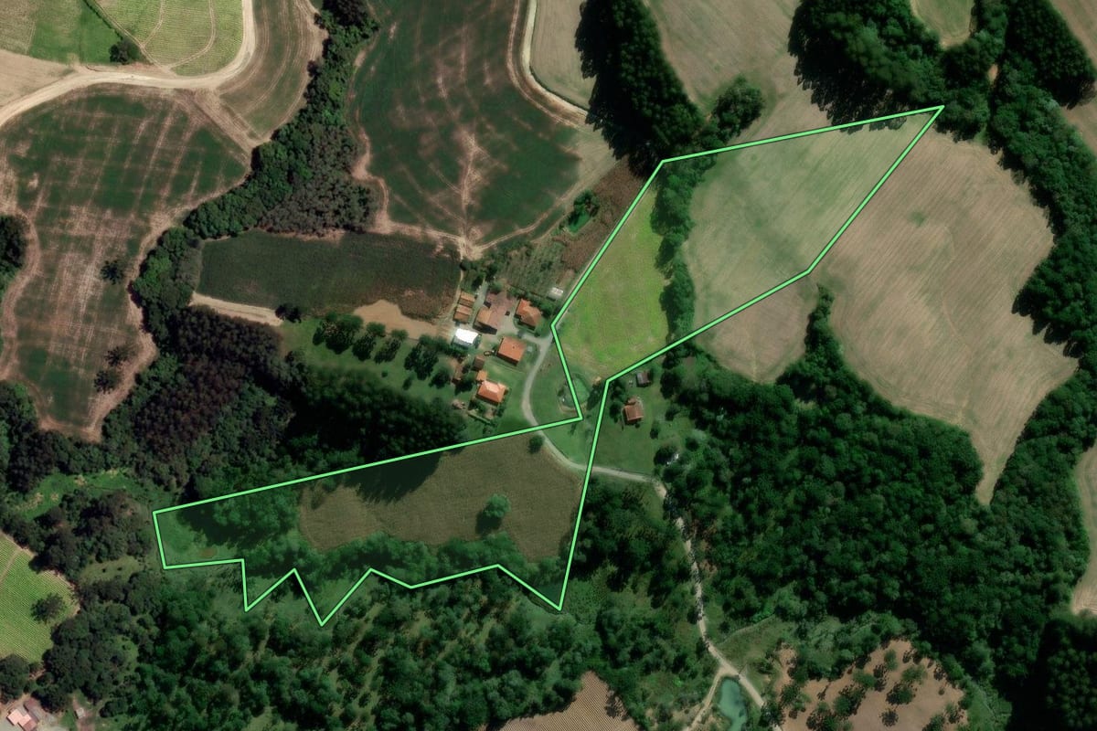 Imagem de satélite do imóvel rural em Rio Azul (PR), com o contorno declarado no CAR desenhado por cima.