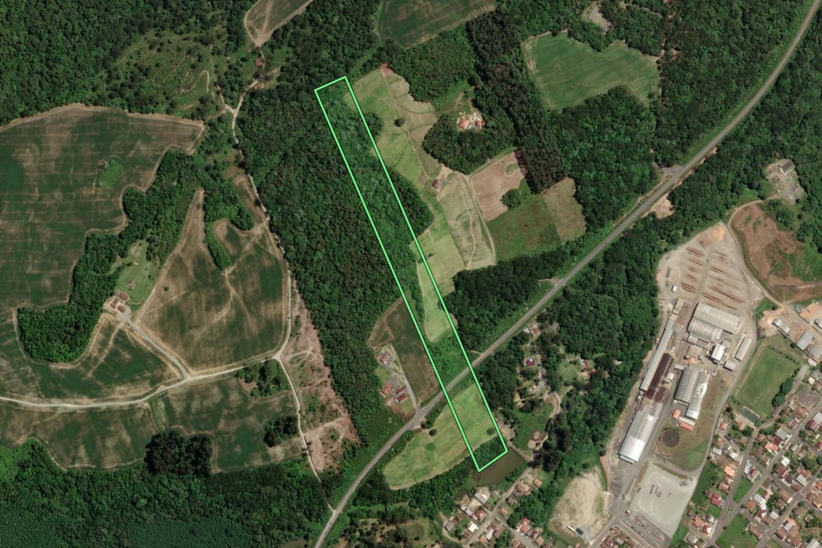 Imagem de satélite do imóvel rural em Rio Azul (PR), com o contorno declarado no CAR desenhado por cima.