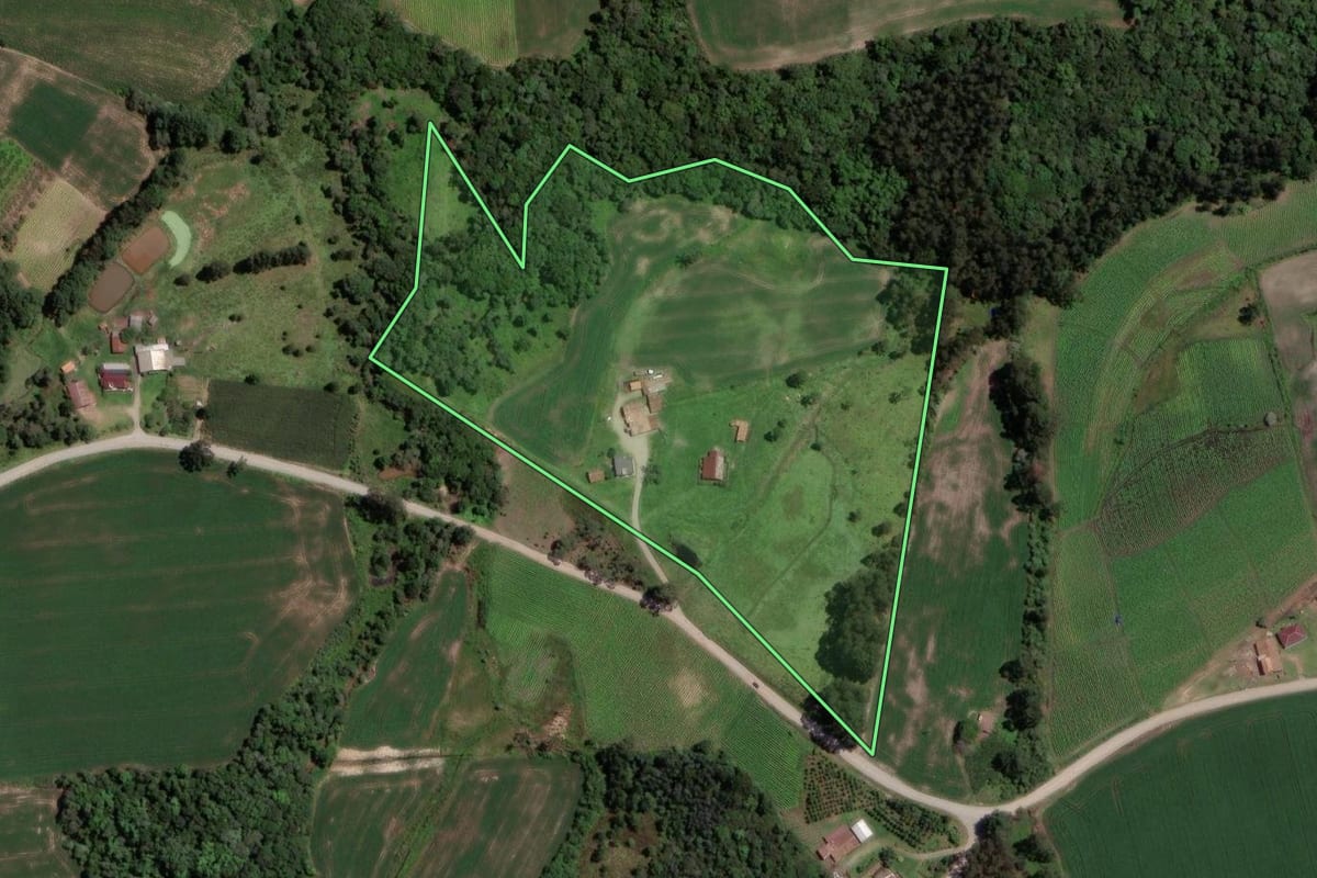 Imagem de satélite do imóvel rural em Rio Azul (PR), com o contorno declarado no CAR desenhado por cima.