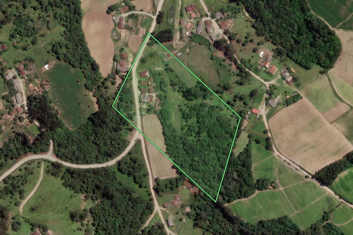 Imagem de satélite do imóvel rural em Rio Azul (PR), com o contorno declarado no CAR desenhado por cima.