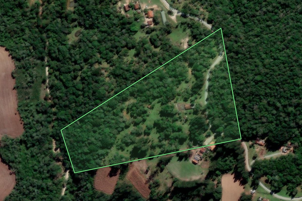 Imagem de satélite do imóvel rural em Rio Azul (PR), com o contorno declarado no CAR desenhado por cima.