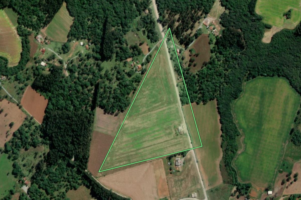 Imagem de satélite do imóvel rural em Rio Azul (PR), com o contorno declarado no CAR desenhado por cima.