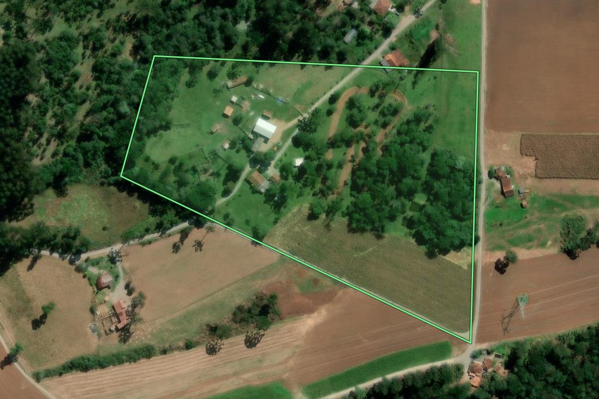 Imagem de satélite do imóvel rural em Rio Azul (PR), com o contorno declarado no CAR desenhado por cima.