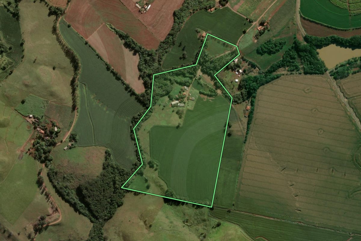Imagem de satélite do imóvel rural em Rio Bom (PR), com o contorno declarado no CAR desenhado por cima.