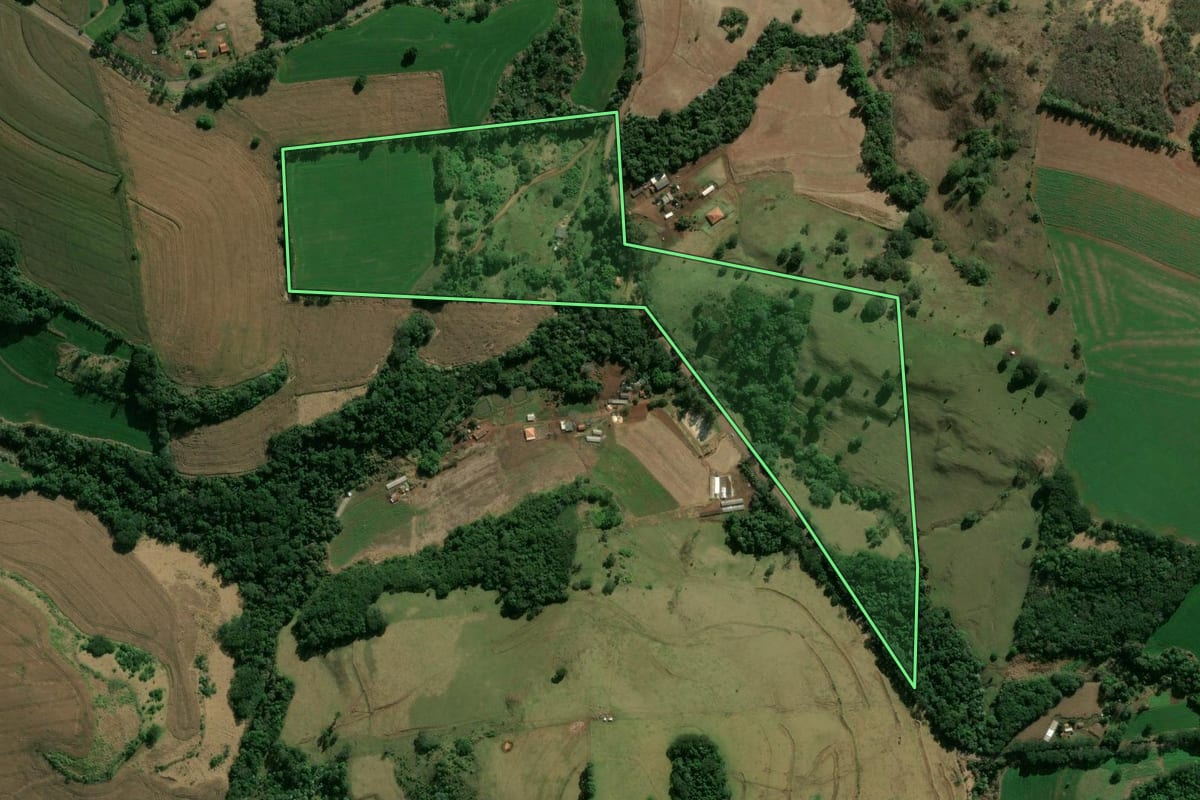 Imagem de satélite do imóvel rural em Rio Bom (PR), com o contorno declarado no CAR desenhado por cima.