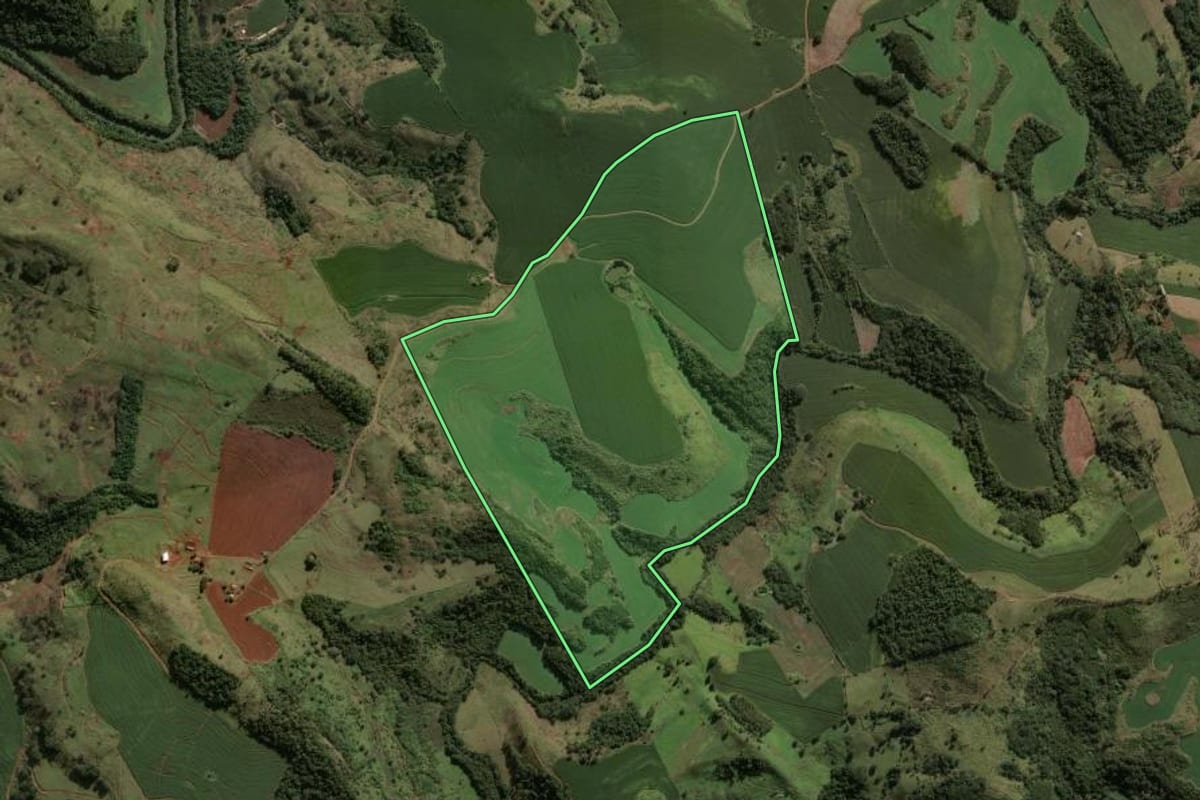 Imagem de satélite do imóvel rural em Rio Bom (PR), com o contorno declarado no CAR desenhado por cima.