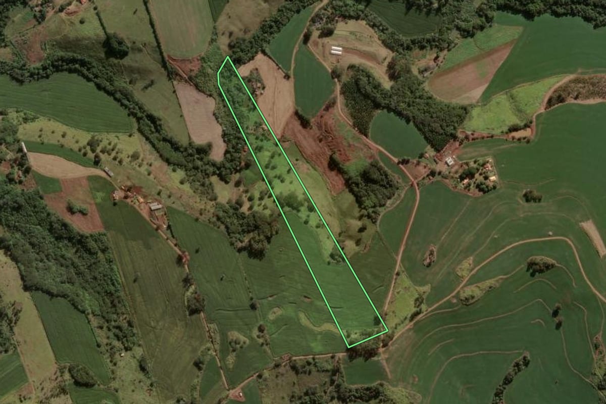 Imagem de satélite do imóvel rural em Rio Bom (PR), com o contorno declarado no CAR desenhado por cima.