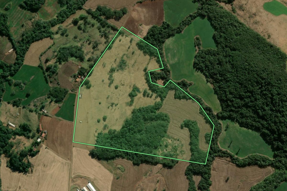 Imagem de satélite do imóvel rural em Rio Bom (PR), com o contorno declarado no CAR desenhado por cima.