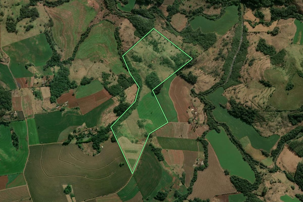 Imagem de satélite do imóvel rural em Rio Bom (PR), com o contorno declarado no CAR desenhado por cima.