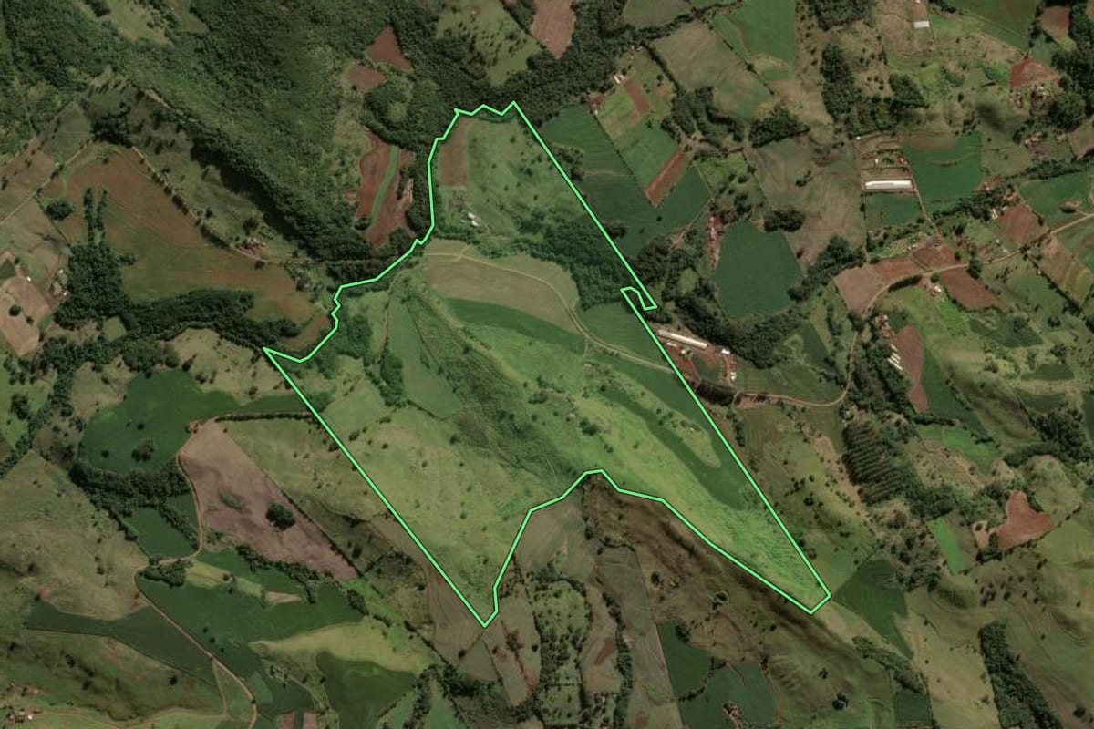 Imagem de satélite do imóvel rural em Rio Bom (PR), com o contorno declarado no CAR desenhado por cima.