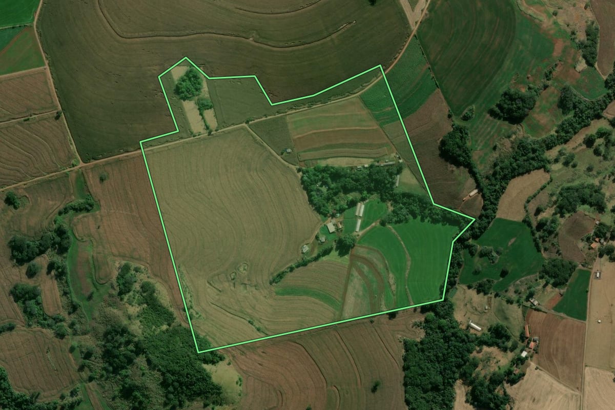 Imagem de satélite do imóvel rural em Rio Bom (PR), com o contorno declarado no CAR desenhado por cima.