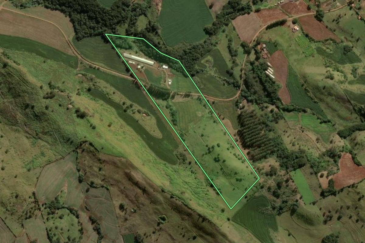 Imagem de satélite do imóvel rural em Rio Bom (PR), com o contorno declarado no CAR desenhado por cima.