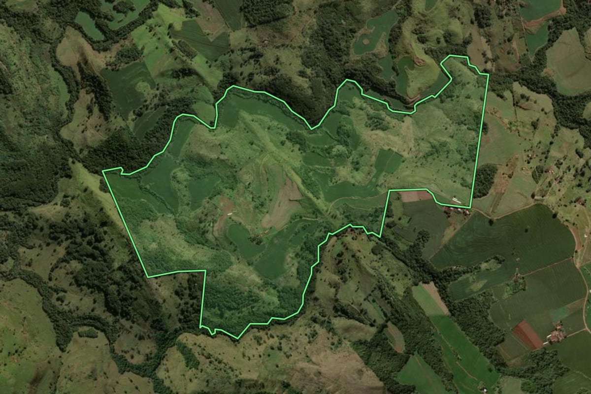 Imagem de satélite do imóvel rural em Rio Bom (PR), com o contorno declarado no CAR desenhado por cima.