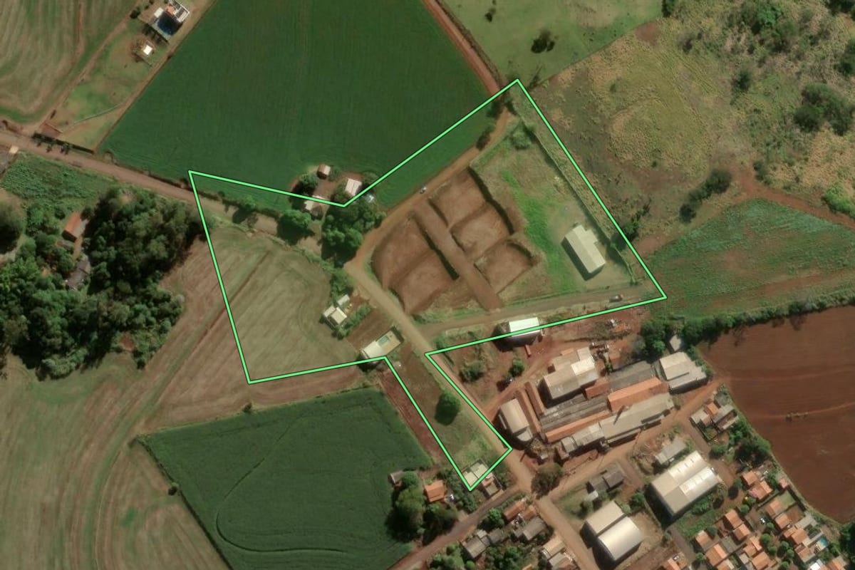 Imagem de satélite do imóvel rural em Rio Bom (PR), com o contorno declarado no CAR desenhado por cima.