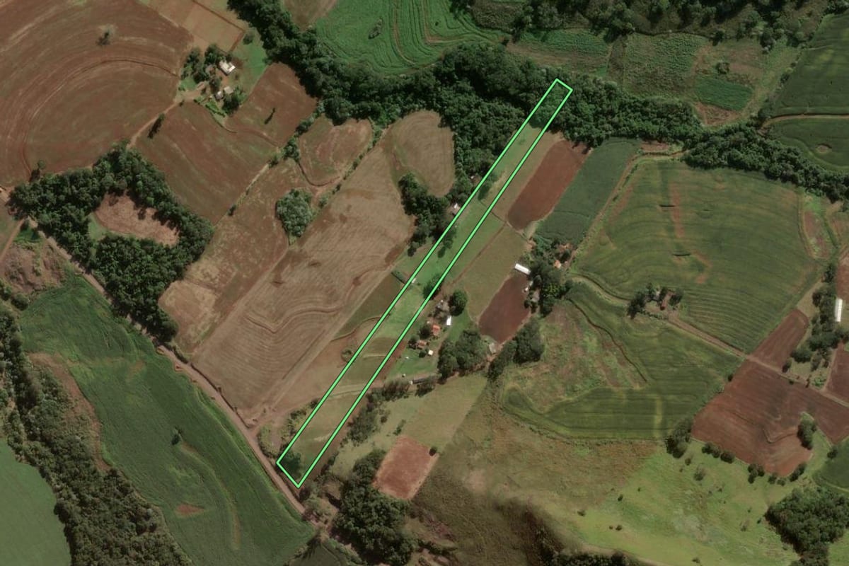 Imagem de satélite do imóvel rural em Rio Bom (PR), com o contorno declarado no CAR desenhado por cima.
