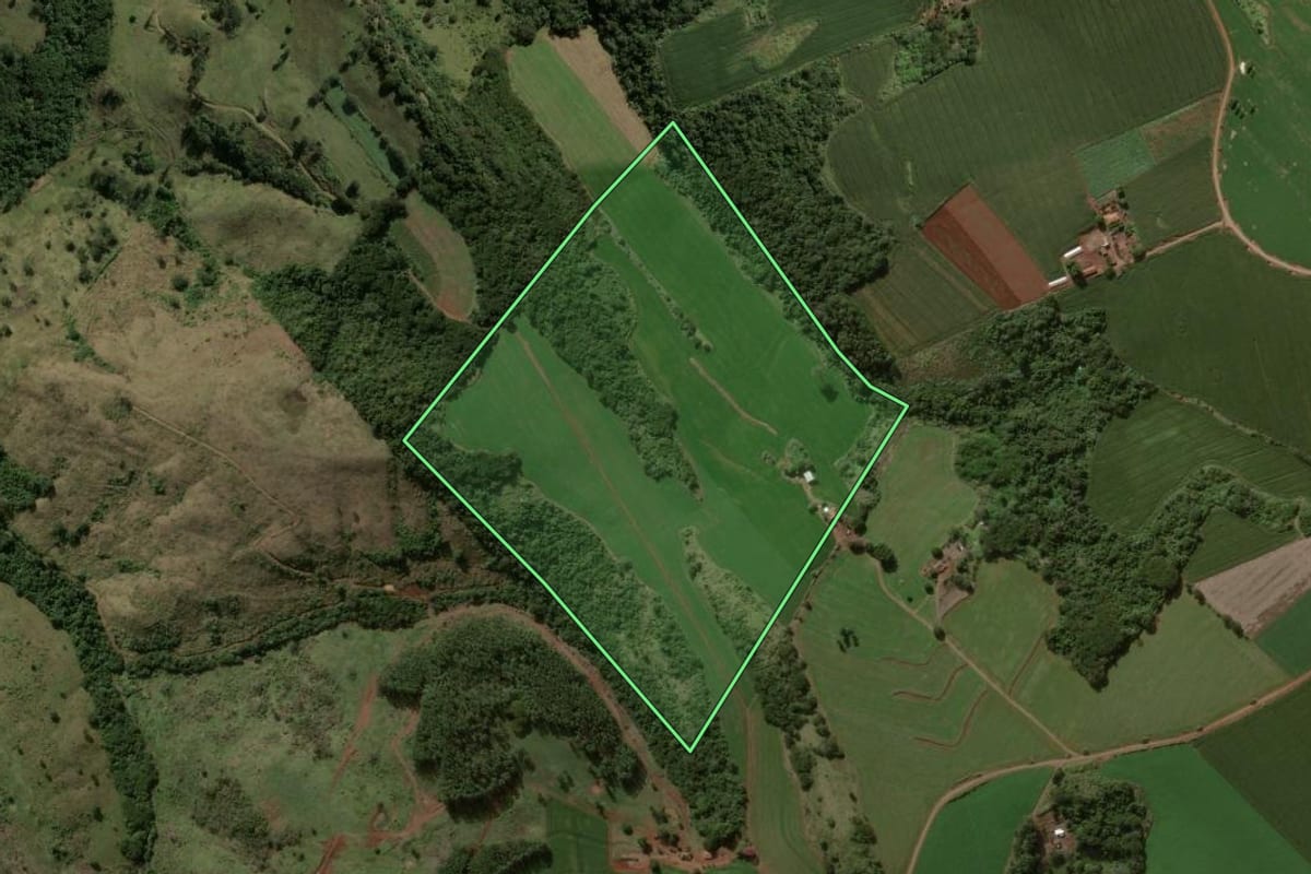 Imagem de satélite do imóvel rural em Rio Bom (PR), com o contorno declarado no CAR desenhado por cima.