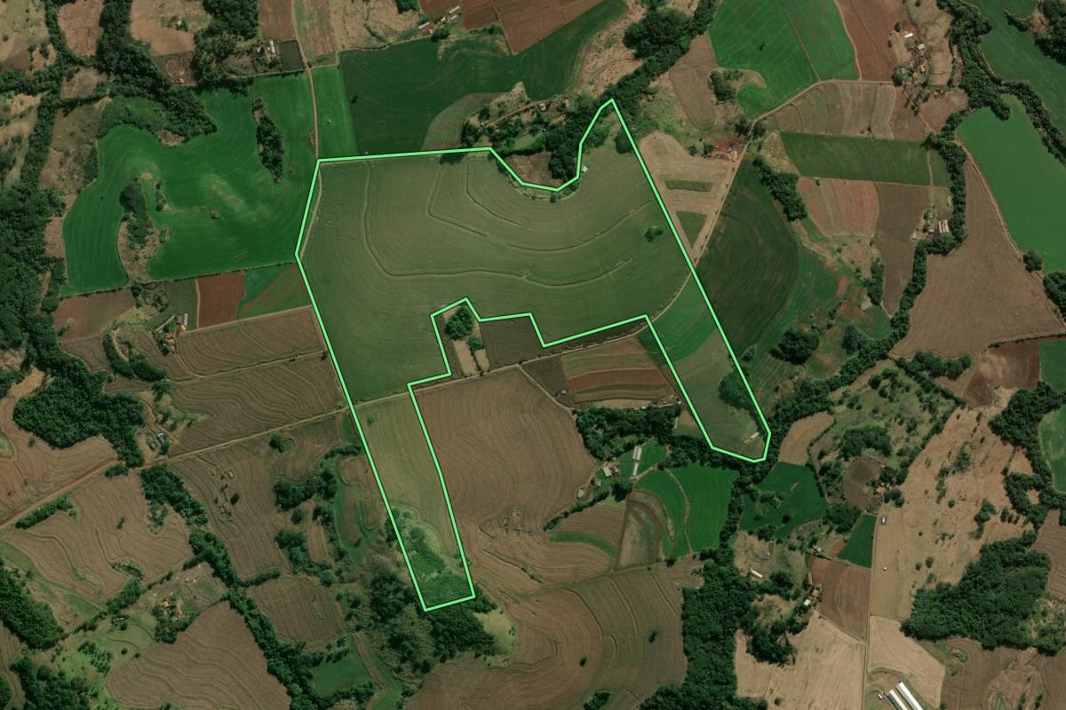 Imagem de satélite do imóvel rural em Rio Bom (PR), com o contorno declarado no CAR desenhado por cima.