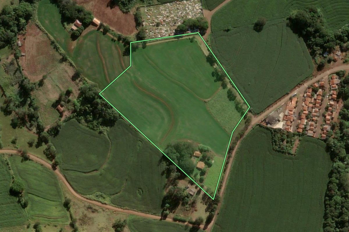 Imagem de satélite do imóvel rural em Rio Bom (PR), com o contorno declarado no CAR desenhado por cima.