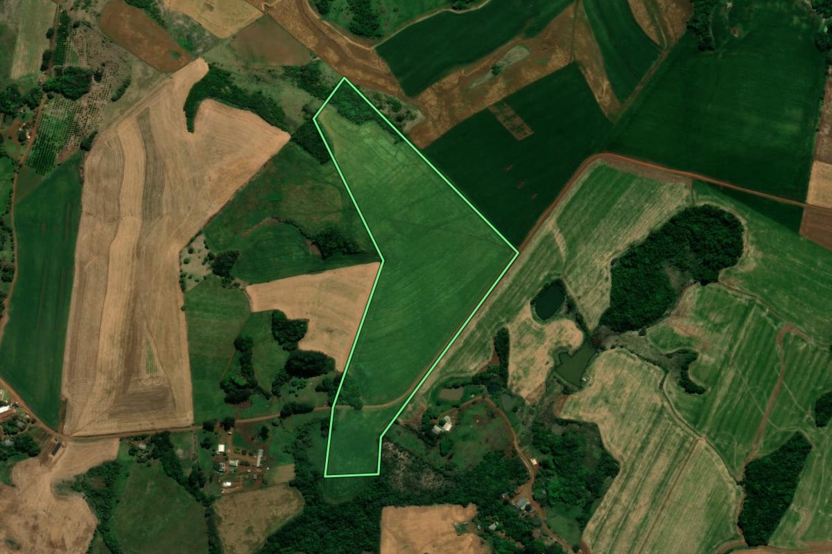 Imagem de satélite do imóvel rural em Rio Bonito do Iguaçu (PR), com o contorno declarado no CAR desenhado por cima.
