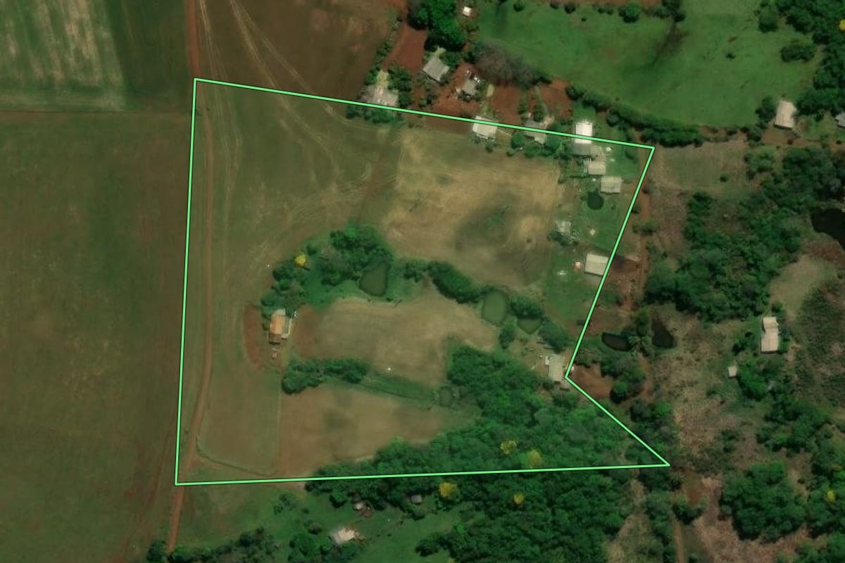 Imagem de satélite do imóvel rural em Rio Bonito do Iguaçu (PR), com o contorno declarado no CAR desenhado por cima.