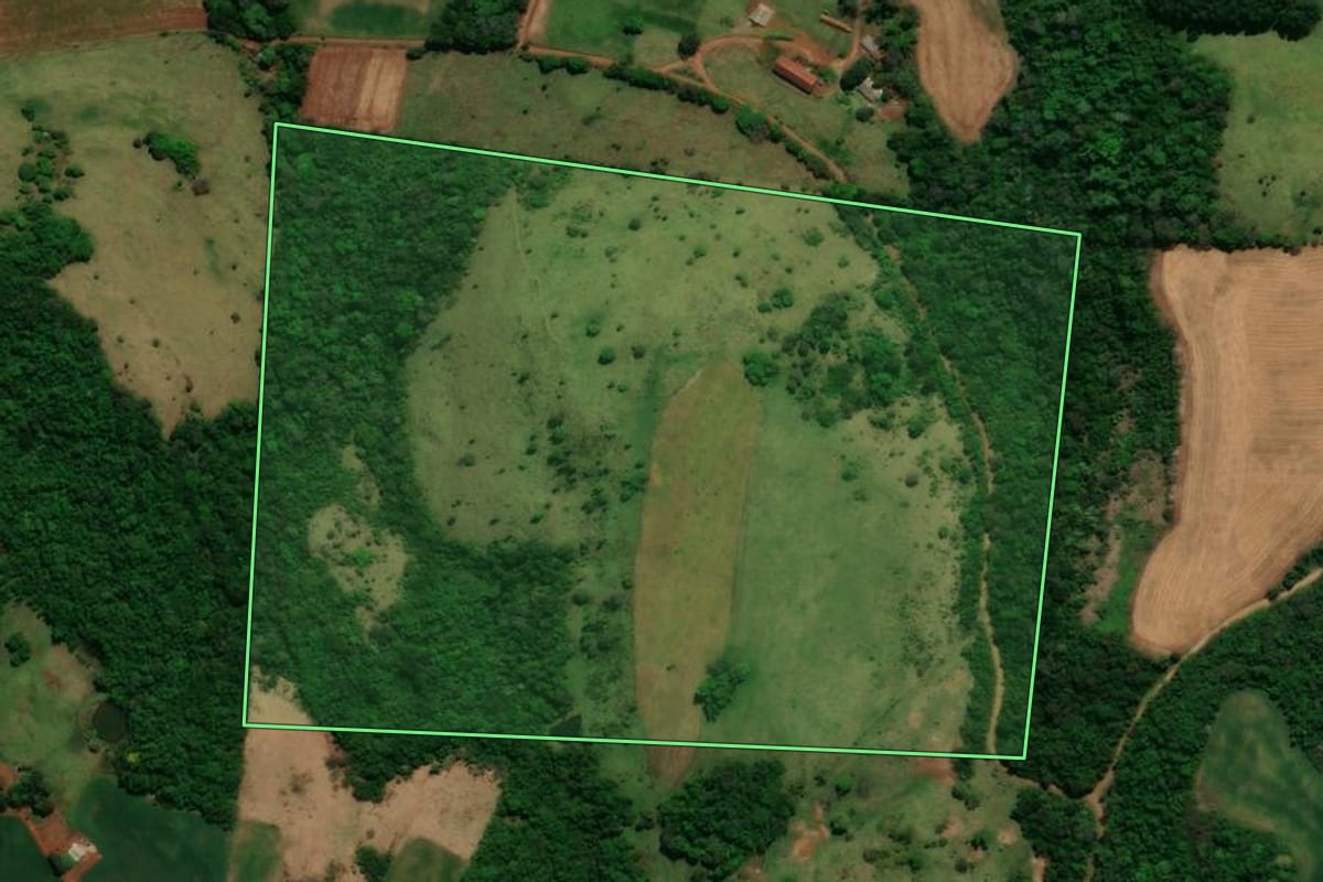 Imagem de satélite do imóvel rural em Rio Bonito do Iguaçu (PR), com o contorno declarado no CAR desenhado por cima.