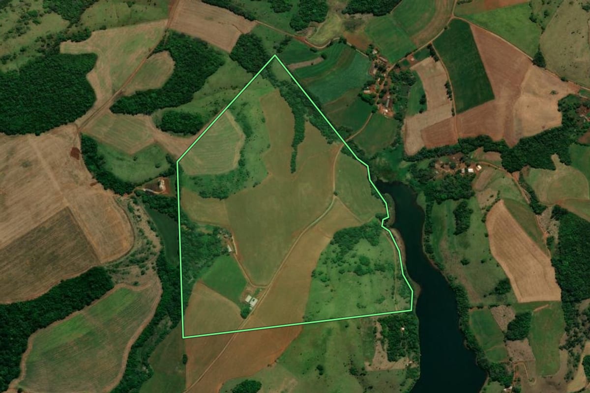 Imagem de satélite do imóvel rural em Rio Bonito do Iguaçu (PR), com o contorno declarado no CAR desenhado por cima.
