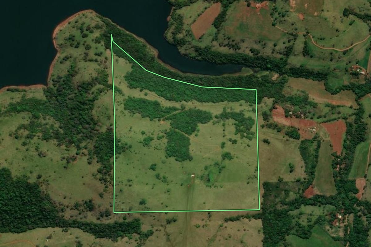 Imagem de satélite do imóvel rural em Rio Bonito do Iguaçu (PR), com o contorno declarado no CAR desenhado por cima.