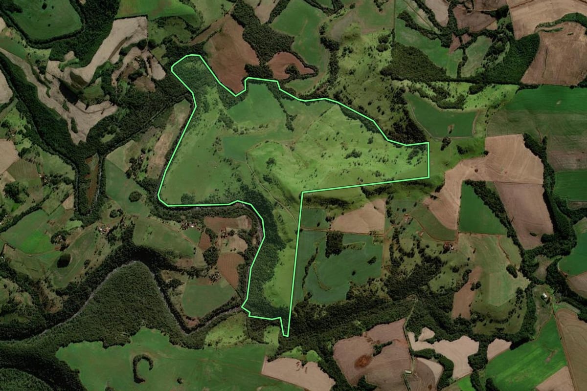 Imagem de satélite do imóvel rural em Rio Bonito do Iguaçu (PR), com o contorno declarado no CAR desenhado por cima.