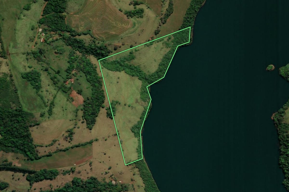 Imagem de satélite do imóvel rural em Rio Bonito do Iguaçu (PR), com o contorno declarado no CAR desenhado por cima.