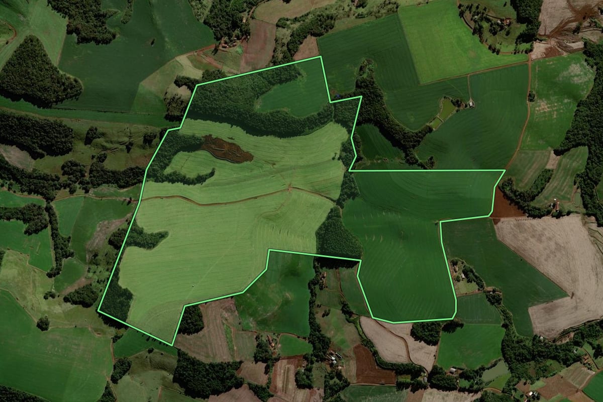 Imagem de satélite do imóvel rural em Rio Bonito do Iguaçu (PR), com o contorno declarado no CAR desenhado por cima.
