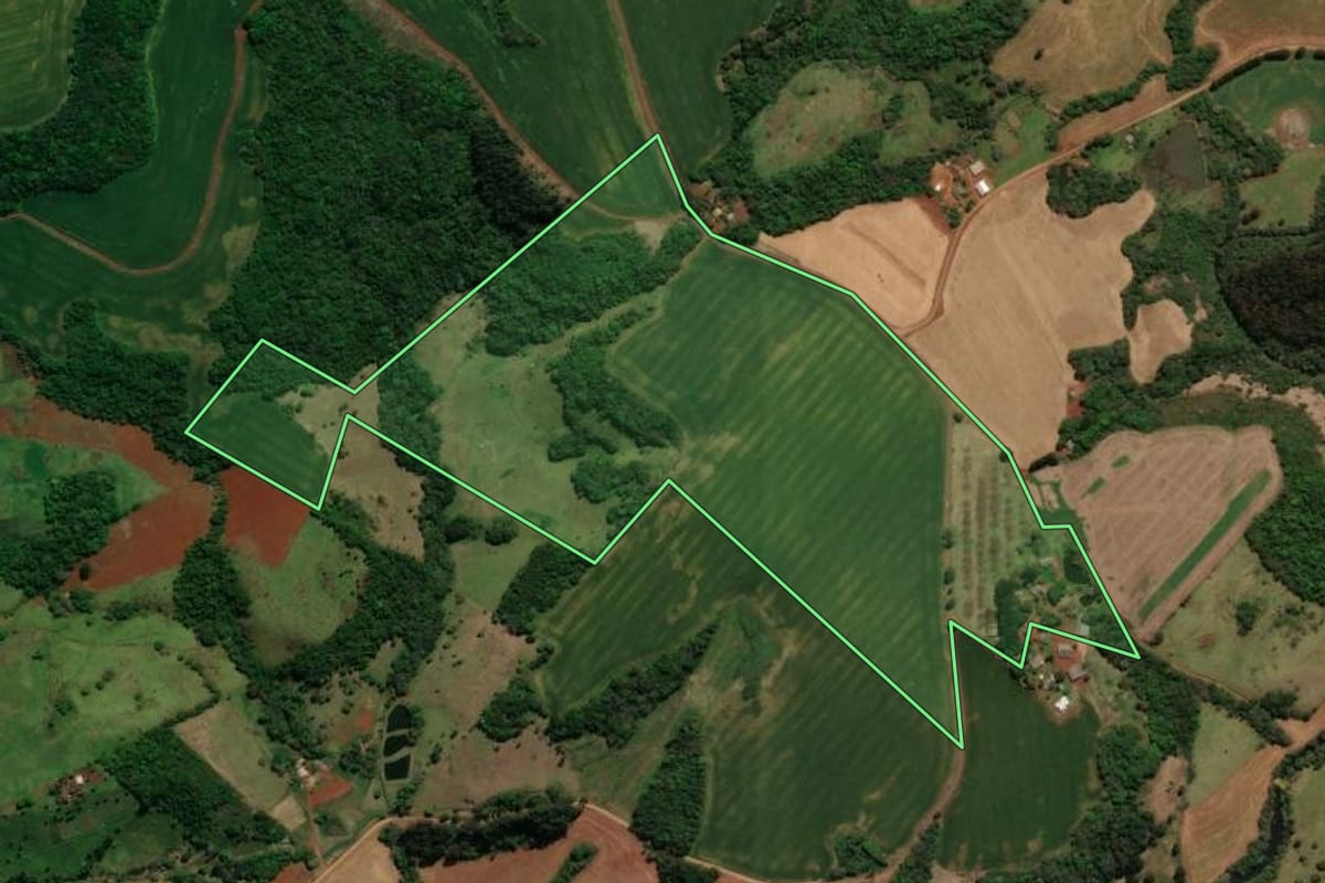 Imagem de satélite do imóvel rural em Rio Bonito do Iguaçu (PR), com o contorno declarado no CAR desenhado por cima.