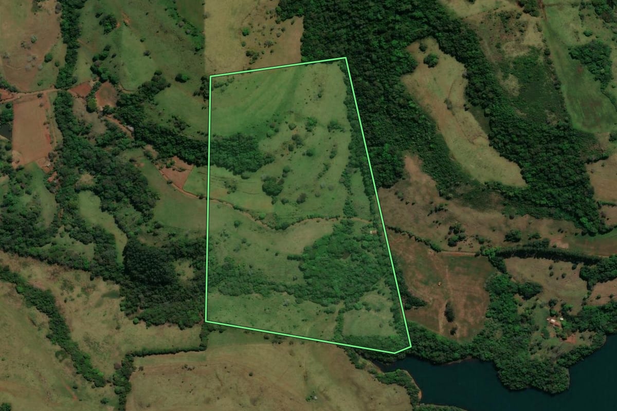 Imagem de satélite do imóvel rural em Rio Bonito do Iguaçu (PR), com o contorno declarado no CAR desenhado por cima.