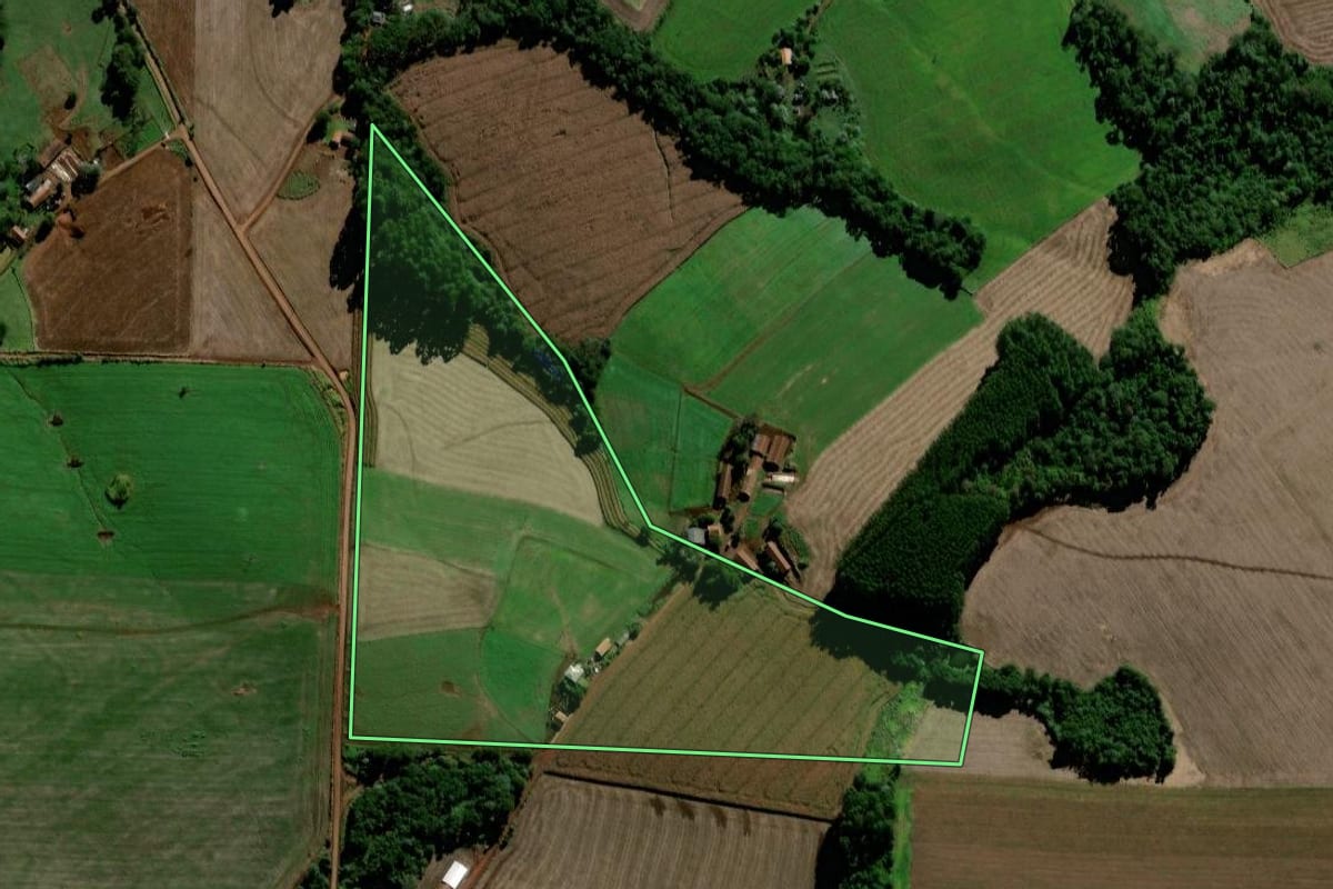Imagem de satélite do imóvel rural em Rio Bonito do Iguaçu (PR), com o contorno declarado no CAR desenhado por cima.