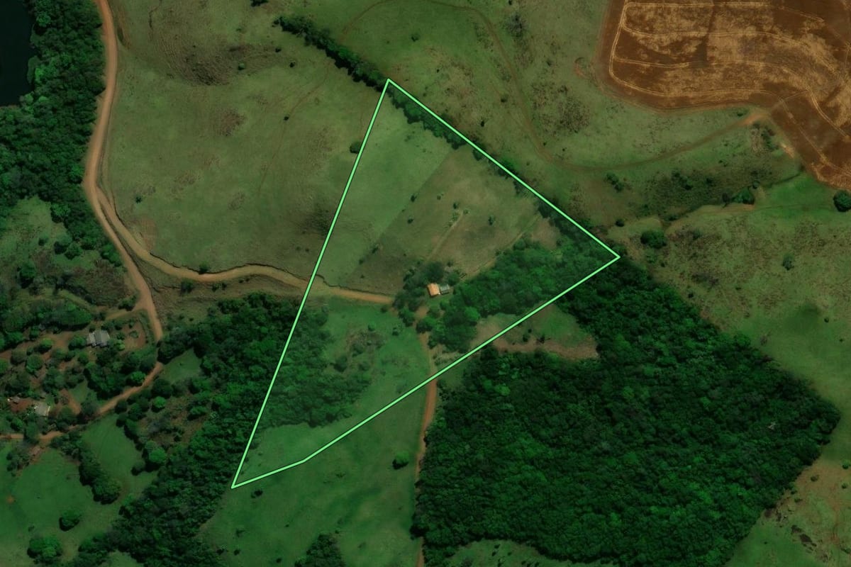 Imagem de satélite do imóvel rural em Rio Bonito do Iguaçu (PR), com o contorno declarado no CAR desenhado por cima.