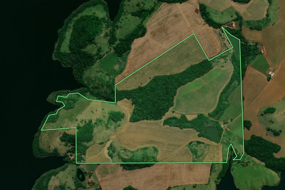 Imagem de satélite do imóvel rural em Rio Bonito do Iguaçu (PR), com o contorno declarado no CAR desenhado por cima.