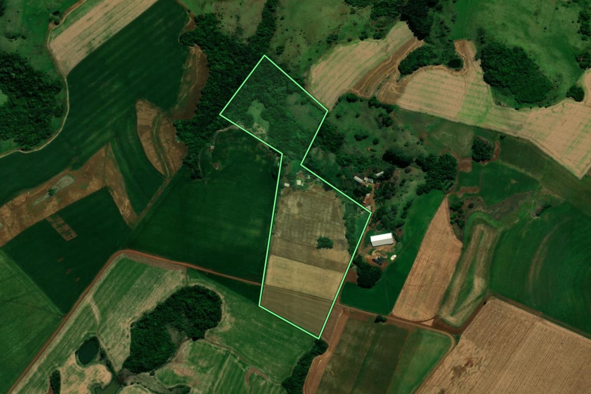 Imagem de satélite do imóvel rural em Rio Bonito do Iguaçu (PR), com o contorno declarado no CAR desenhado por cima.