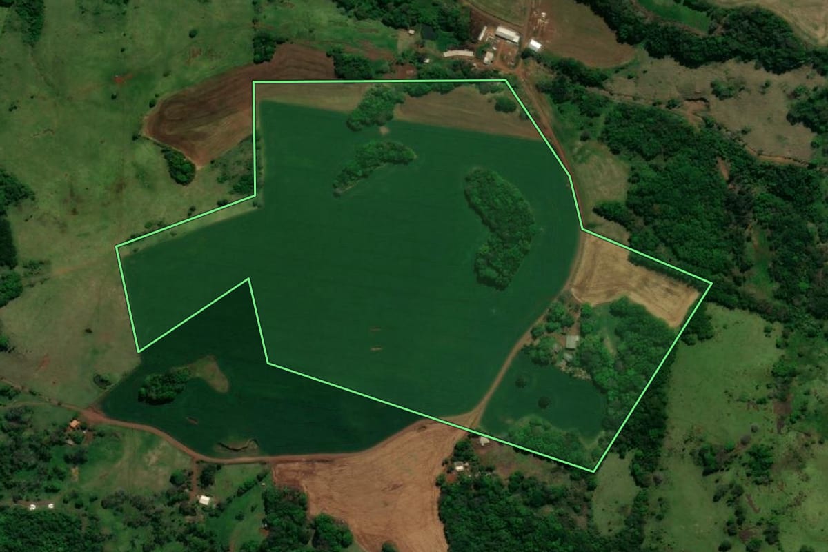 Imagem de satélite do imóvel rural em Rio Bonito do Iguaçu (PR), com o contorno declarado no CAR desenhado por cima.