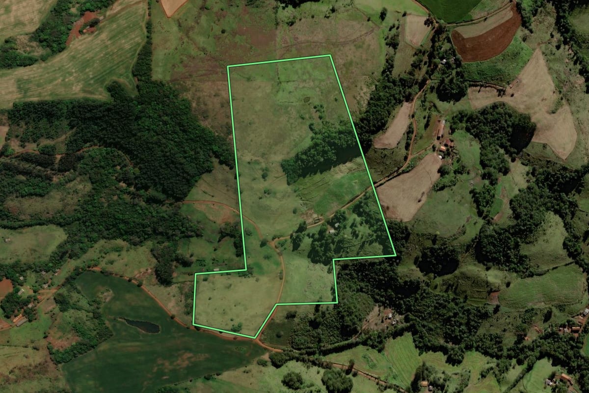 Imagem de satélite do imóvel rural em Rio Bonito do Iguaçu (PR), com o contorno declarado no CAR desenhado por cima.