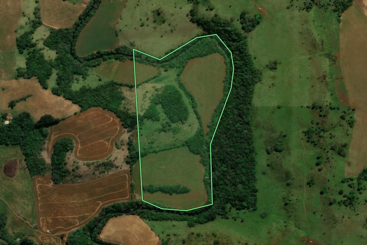 Imagem de satélite do imóvel rural em Rio Bonito do Iguaçu (PR), com o contorno declarado no CAR desenhado por cima.