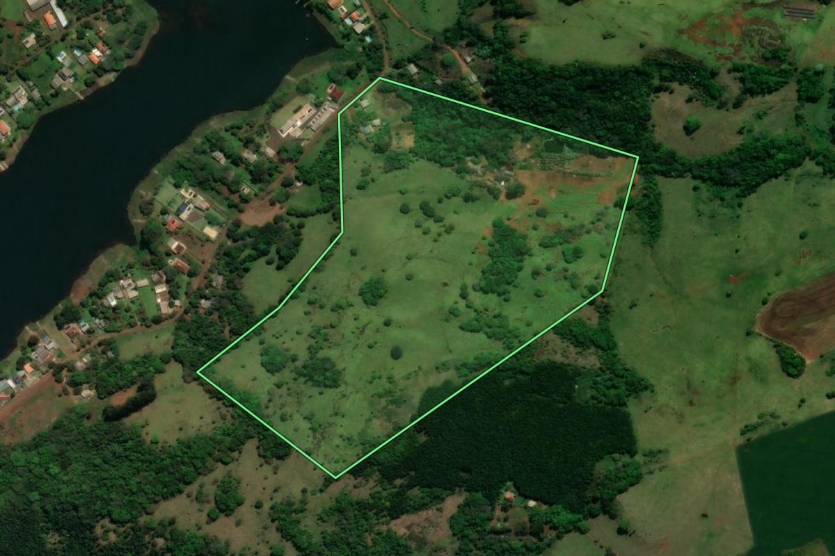 Imagem de satélite do imóvel rural em Rio Bonito do Iguaçu (PR), com o contorno declarado no CAR desenhado por cima.
